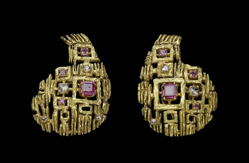 Paisley-shaped, gem-set earrings