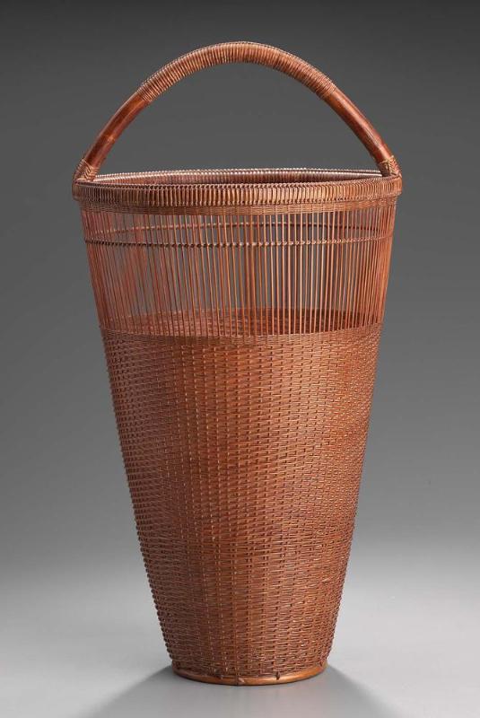 Flower basket in suehiro form woven in thousand-line technique (Sensuji-ami suehiro hanakago)