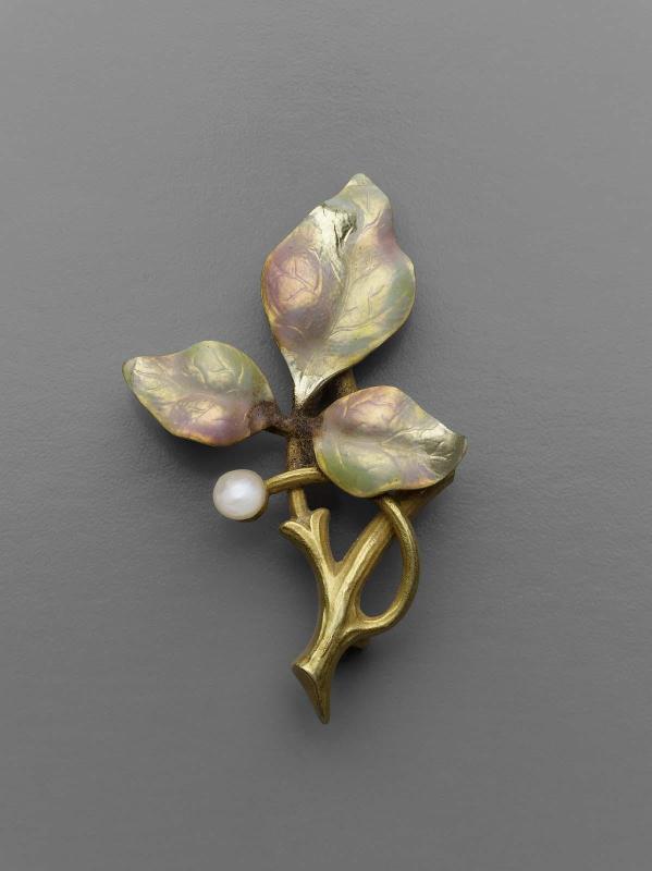 Floral brooch