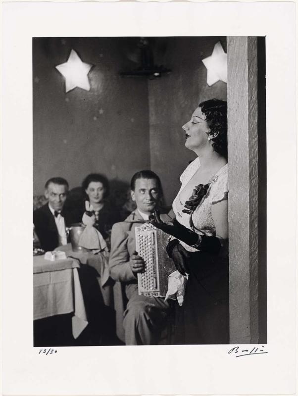 Kiki singing in a Montparnasse cabaret (Kiki Chantant dans un cabaret de Montparnasse)
