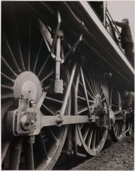 Ligne Horizontale (locomotive in sharp perspective)