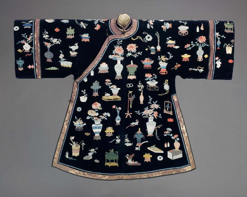 Woman's domestic semi-formal coat (ao)
