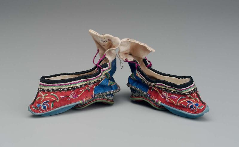 Woman's shoes (gong xie)
