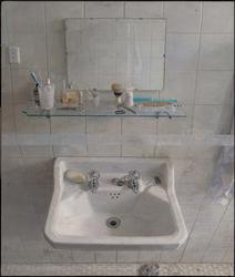 Lavabo y espejo (Sink and Mirror)