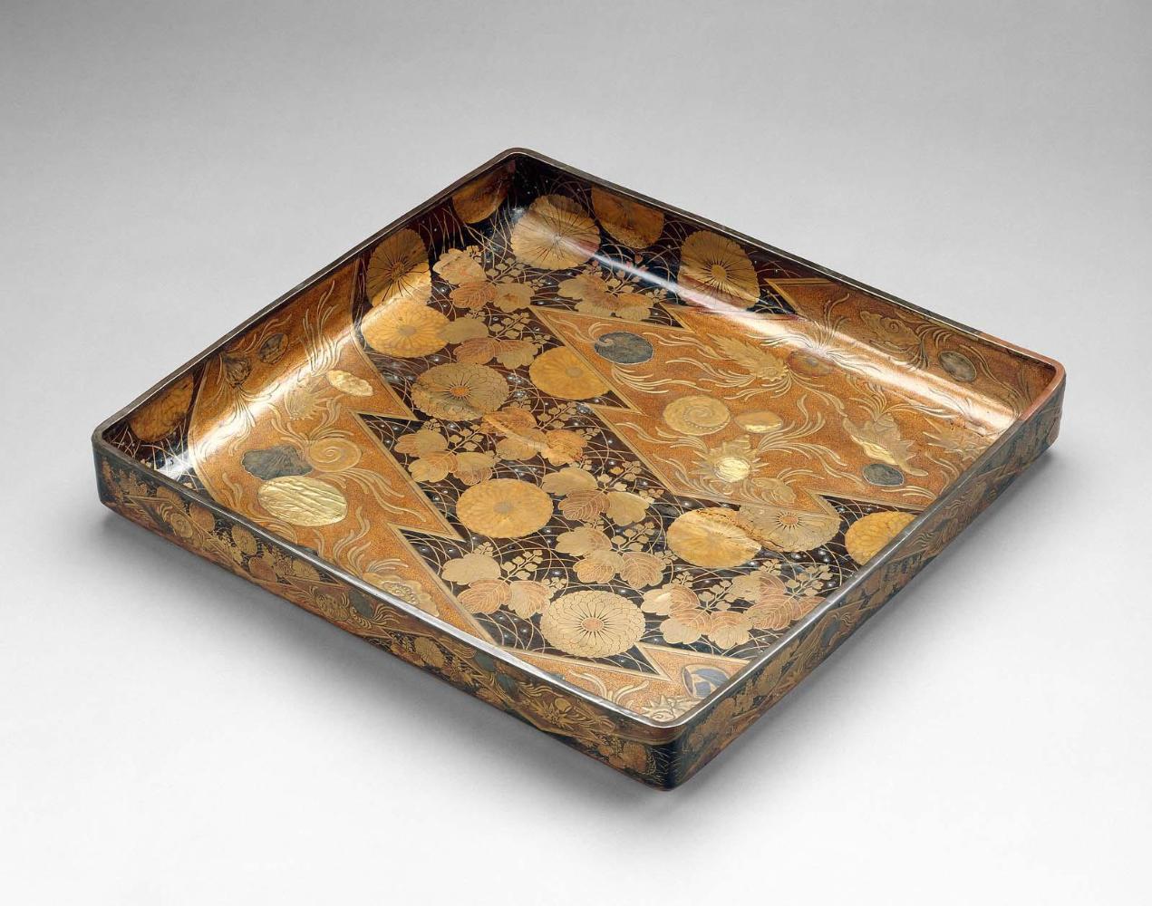 Clothing tray (midarebako) with decoration of shells, autumn grasses and crests