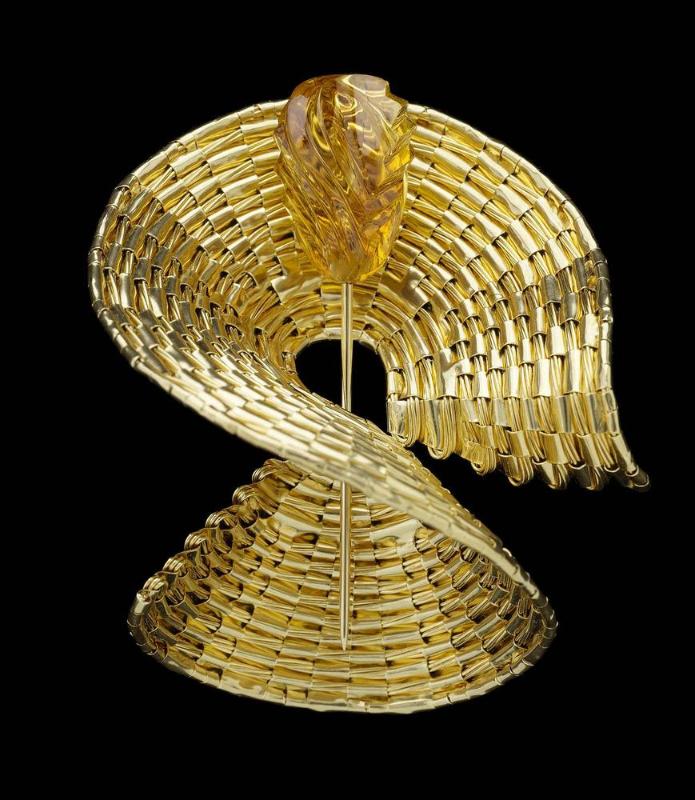 S-curve brooch with stickpin