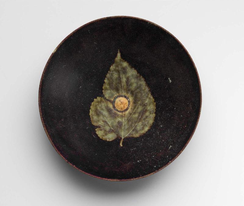 Tea bowl with impression of a leaf