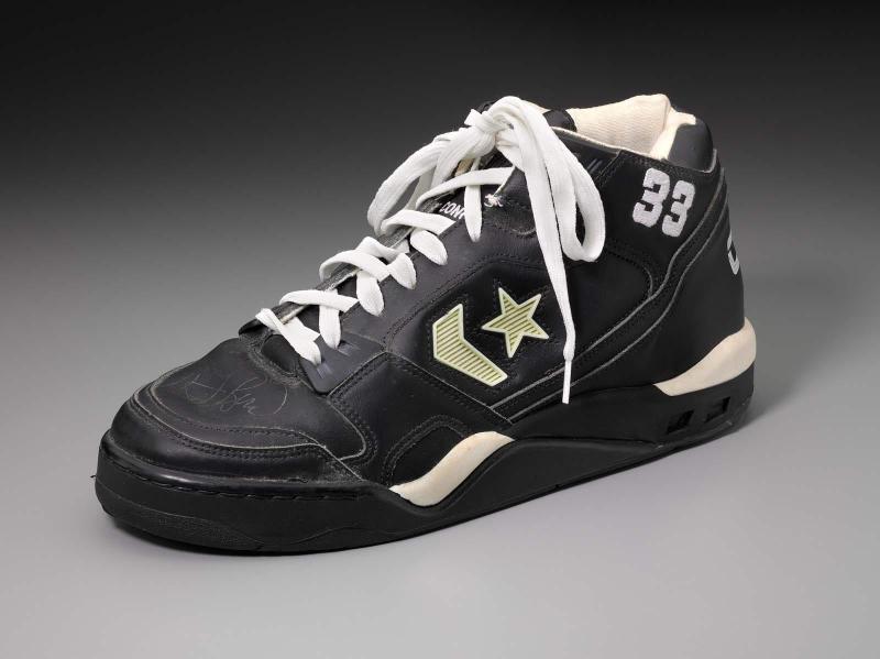 Man's basketball shoe