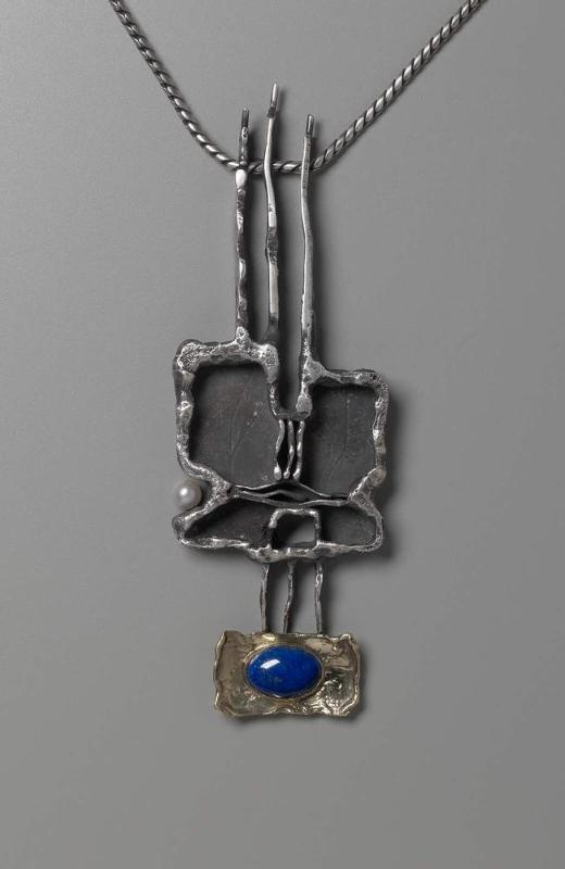 Pendant necklace