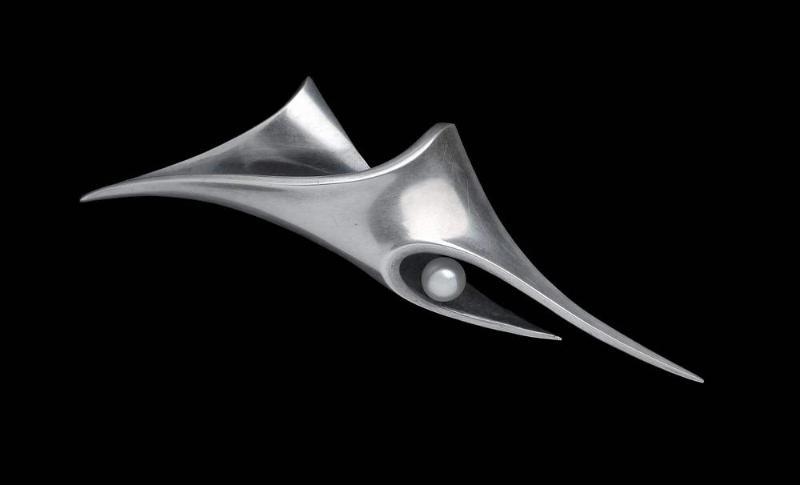 Brooch with pearl