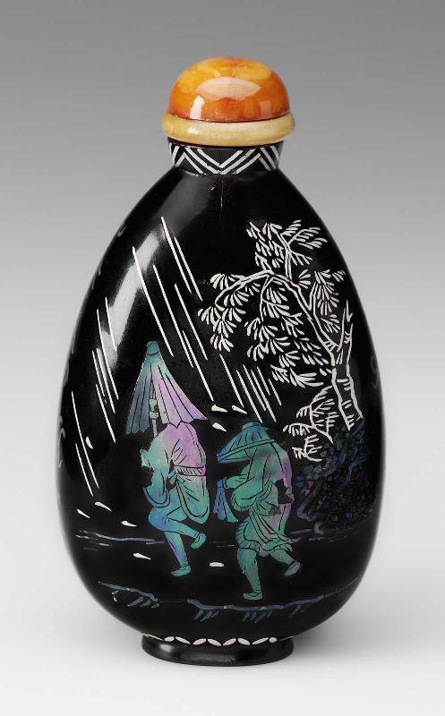Lacquer snuff bottle inlaid with mother-of-pearl and silver