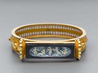 Hinged bracelet with cameo