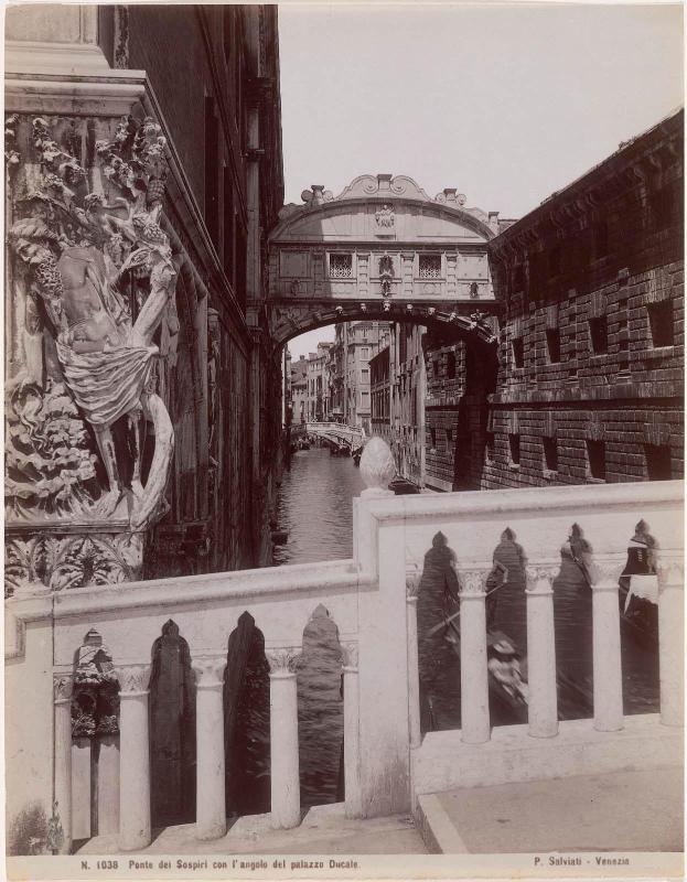 Ponte dei Sospiri con l'angolo del palazzo Ducale