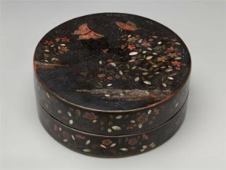 Circular box with butterflies and flowers