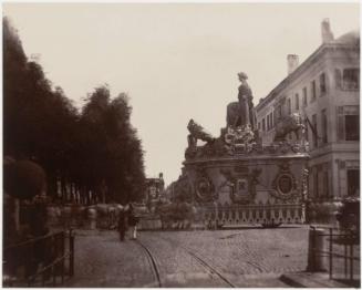 The Chariot of Louvain...On Its way to pass under the Triumphal Arch (Le Char de Louvain...va se faire briser sous l'arc de Triomphe)