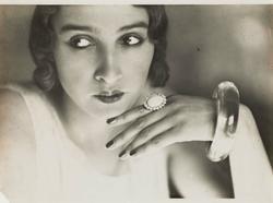 Poussy, portrait with ring and glass bracelet (Poussy, portrait à la bague et au bracelet de verre)