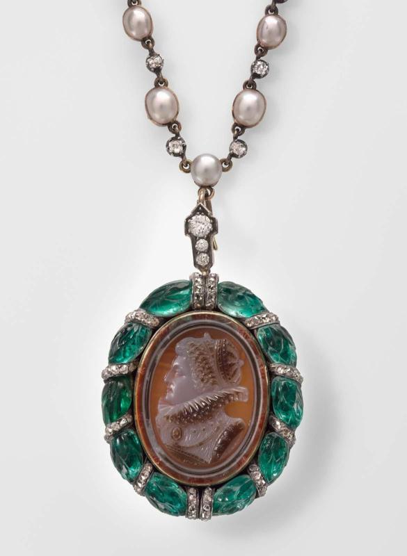 Necklace with a cameo of Elizabeth I