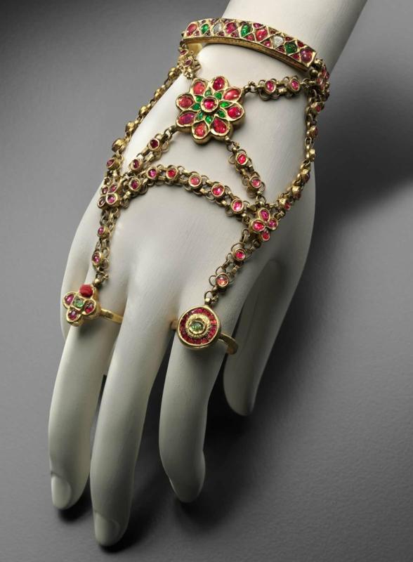 Ornament for back of hand (hath-phal)