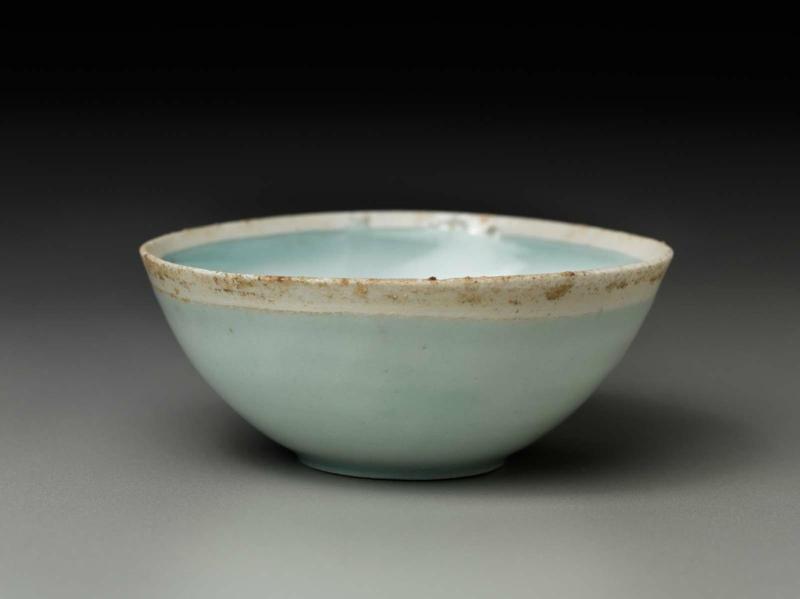Bowl with incised floral design under qingbai glaze