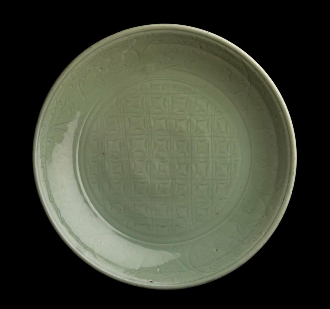 Large dish with lattice design