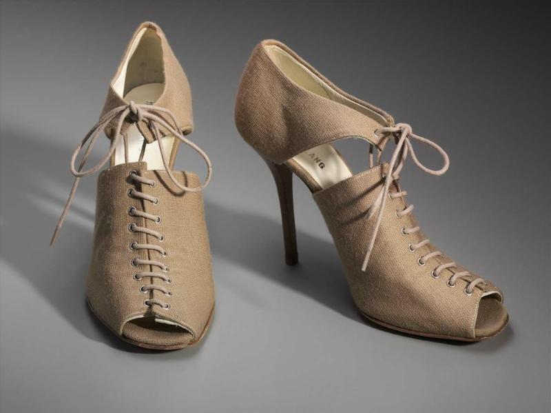Open-toe pumps
