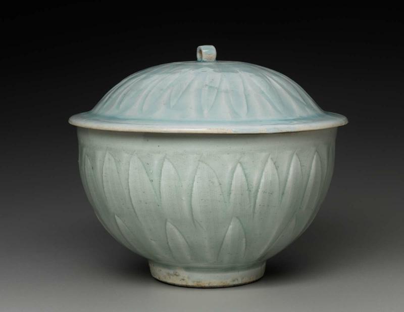 Covered bowl with lotus-petal design