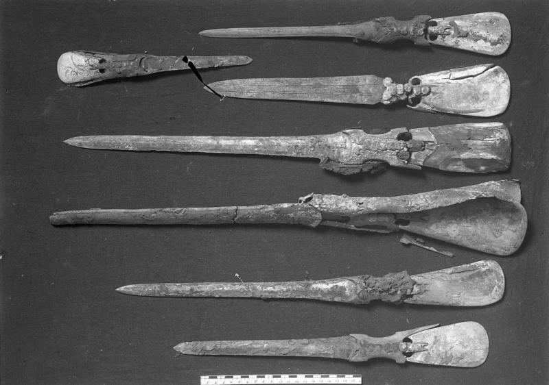 Swords and daggers (Kerma) (good). 14-3-840 (=MFA 20.1557a-b), 14-2-965 (=MFA 20.1563a-b), 14-2…
