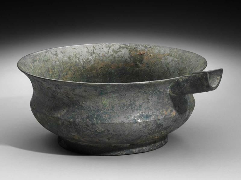 Spouted bowls