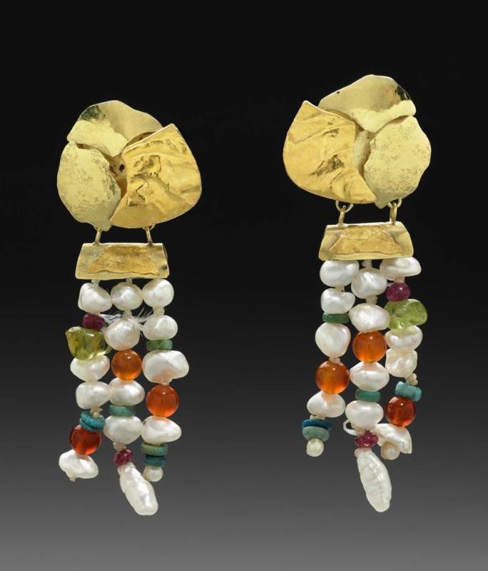 Pair of earrings