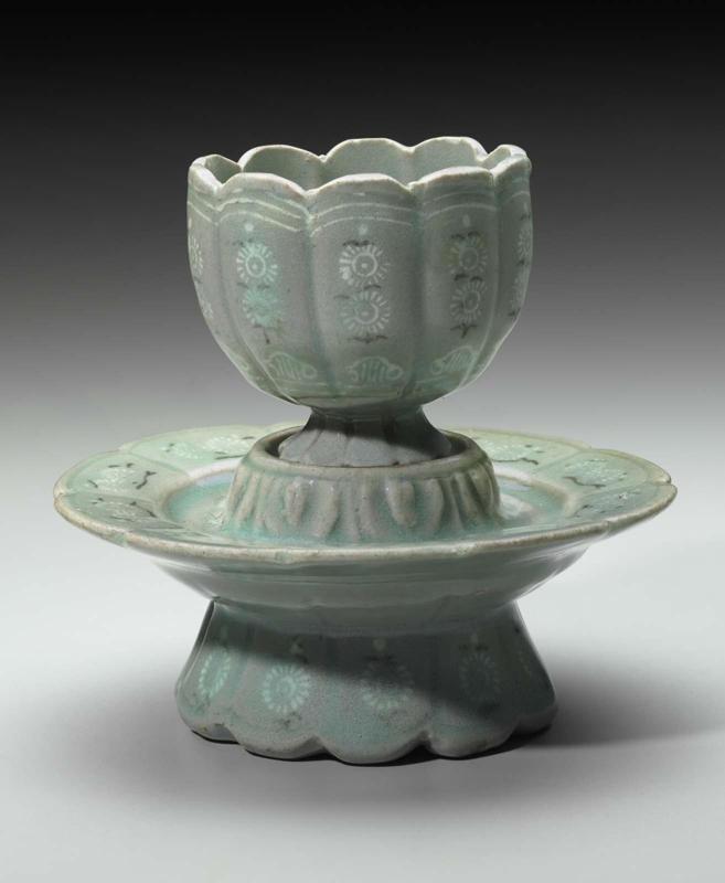 Flower-shaped cup with stand