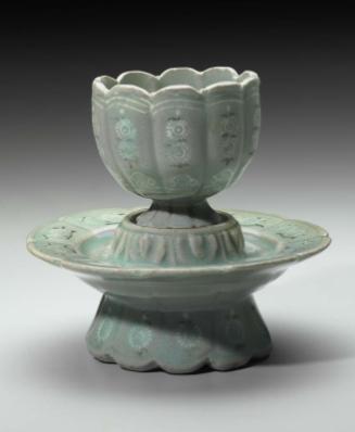 Flower-shaped cup with stand