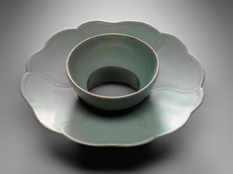 Flower-shaped cup stand