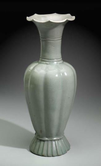 Melon-shaped vase with flower-shaped mouth