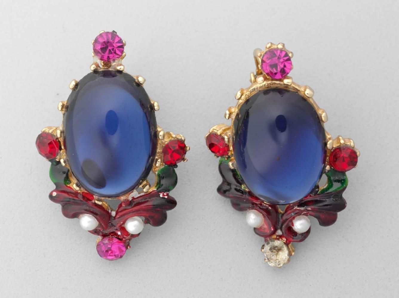 Pair of woman's earrings; brooch