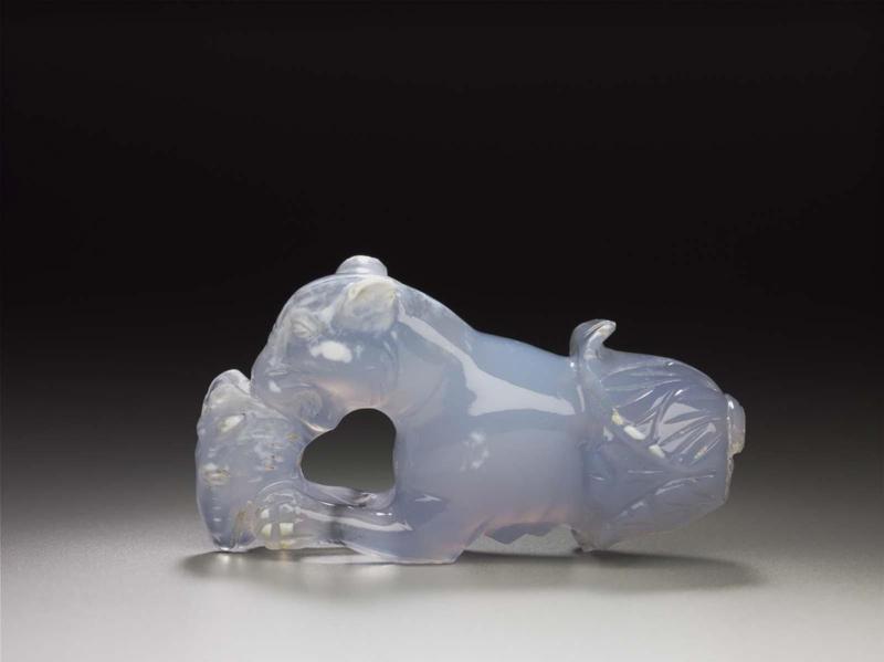 Knife handle in the form of a lioness