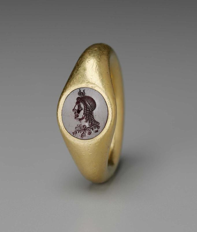 Ring with round gem with bust of Isis