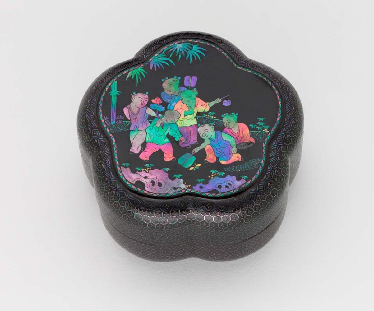 Plum-blossom shaped covered box