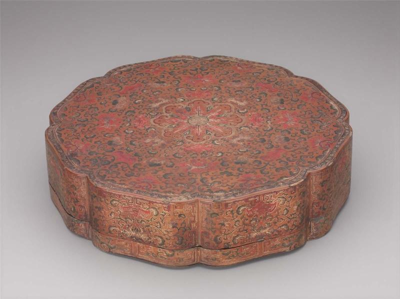 Eight-lobed covered box