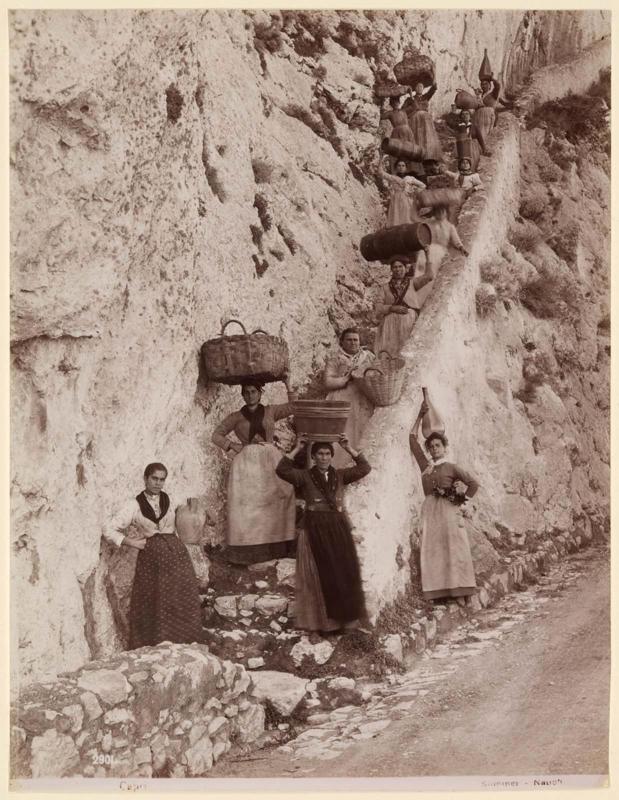 Capri: Women with burdens on heads on stairs