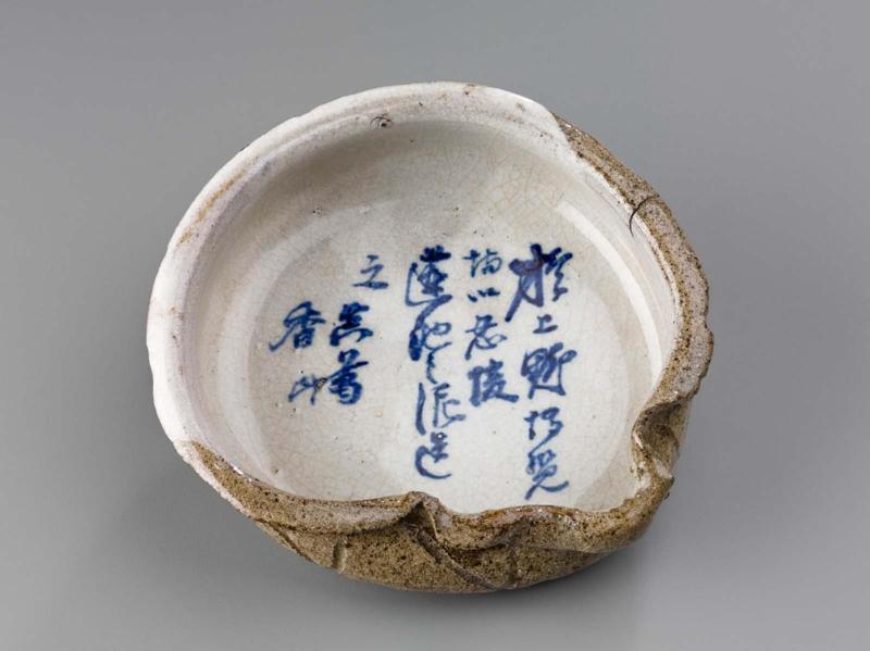 Dish in the shape of a lotus leaf