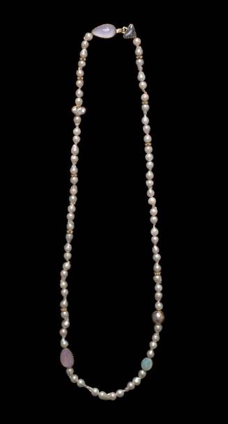 Single-strand pearl necklace