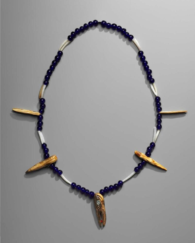 Single-strand bead necklace with amulets