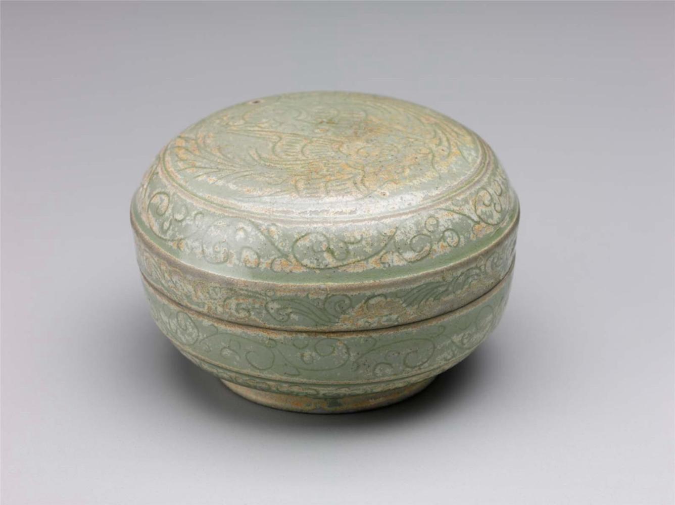 Covered box with design of two parrots under celadon glaze