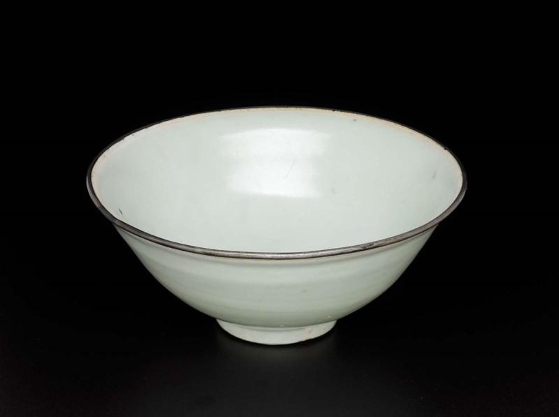 Bowl with metal rim decorated with faint celadon glaze