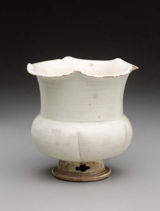 Vessel with foliated rim and splayed foot with openwork decorated with creamy white glaze