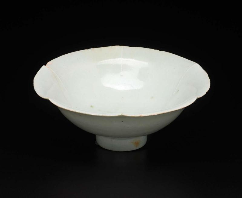 Stem cup with foliated rim