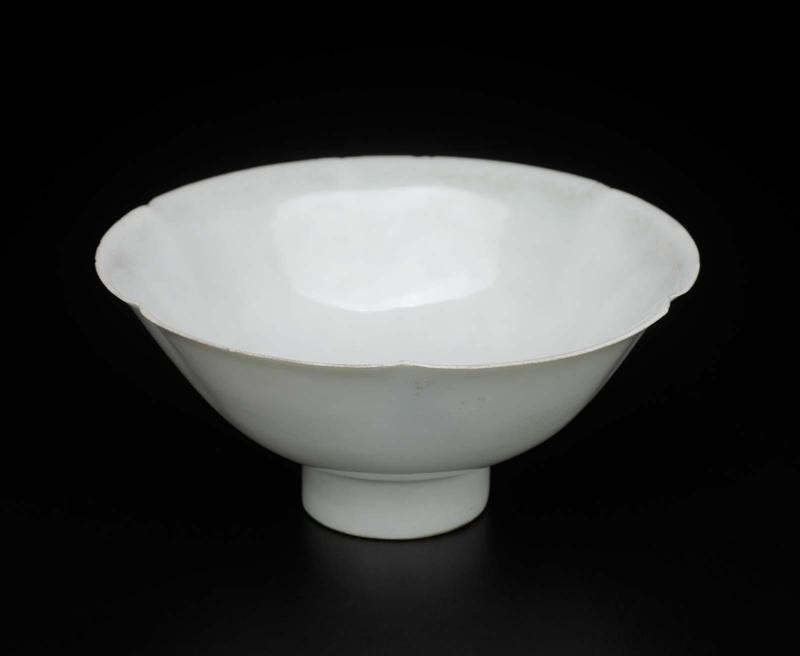 Stem cup with foliated rim