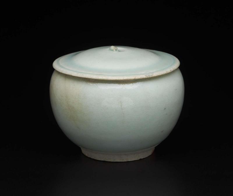 Covered globular cup with foliate rim under qingbai glaze