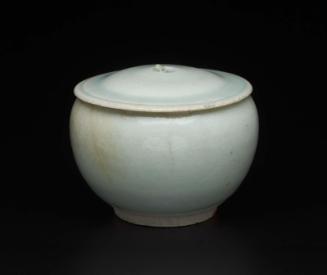 Covered globular cup with foliate rim under qingbai glaze
