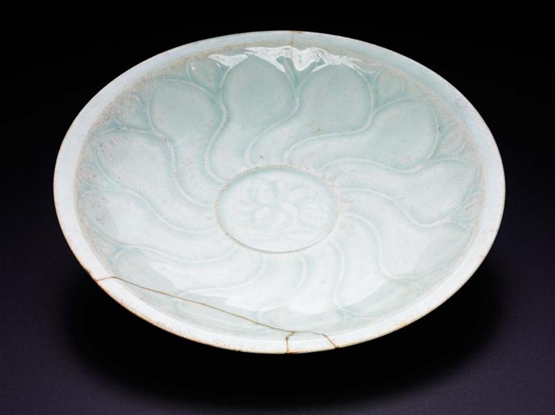 Saucer with carved floral design under qingbai glaze